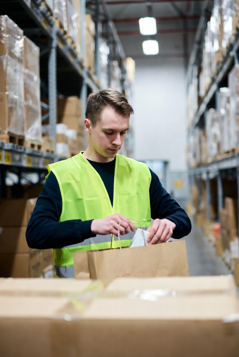 Professzionális csomagolási folyamat, termékek biztonságos becsomagolása címkézéssel